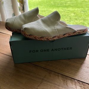 Tom’s nova natural shimmer Canvas slide